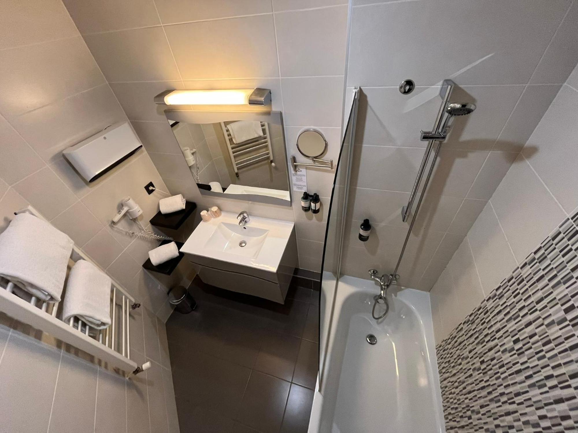 Le Prose Hotel Ла-Гранд-Мот Экстерьер фото